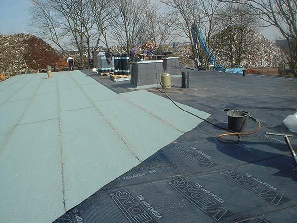 Ein Dach mit ein paar Stücken Dachmaterial darauf