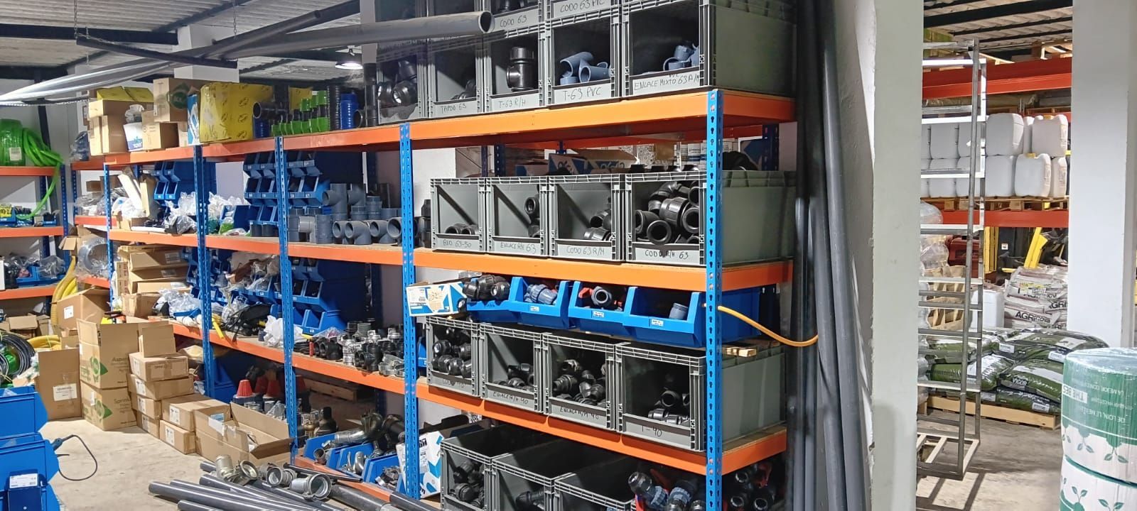 Un almacén lleno de estantes y cajas.