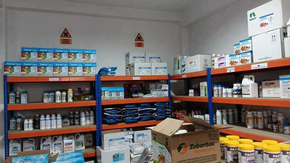 Un almacén lleno de estanterías repletas de botellas y cajas.