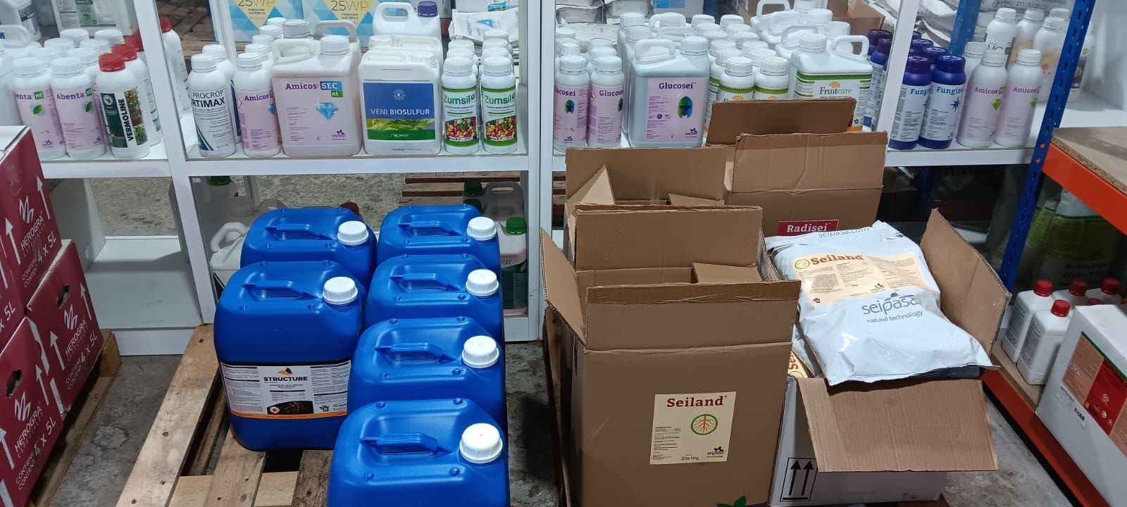 Un almacén lleno de muchas botellas y cajas.