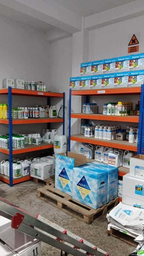 Una habitación llena de estantes y cajas de productos químicos.