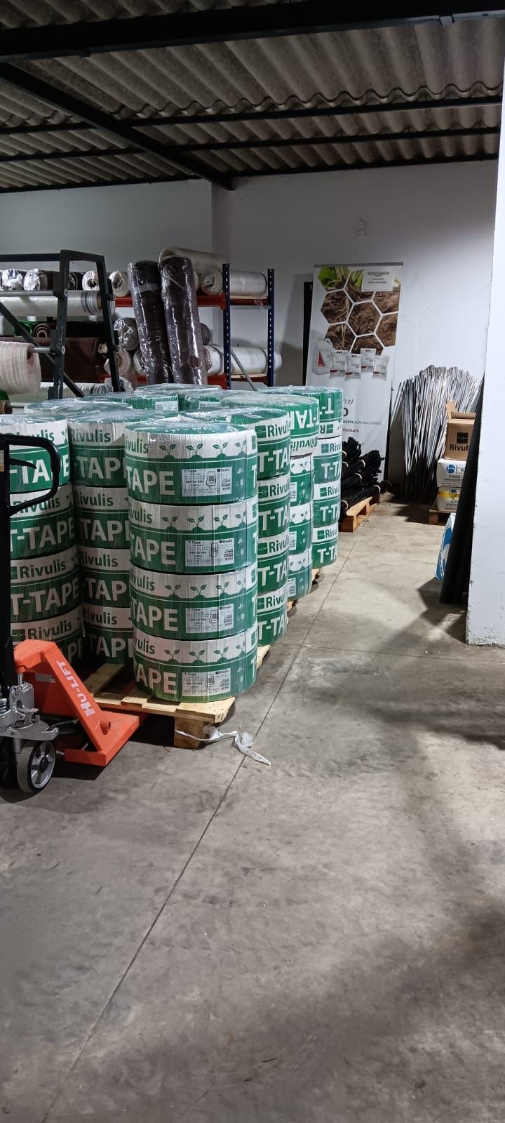 Un almacén lleno de muchas bolsas de papel.