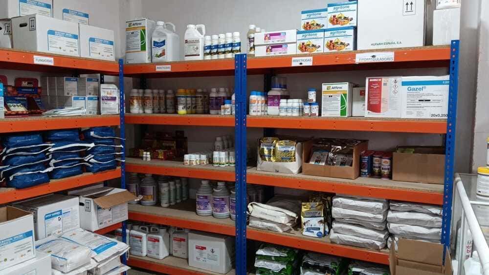 Un almacén lleno de estanterías repletas de cajas y botellas.