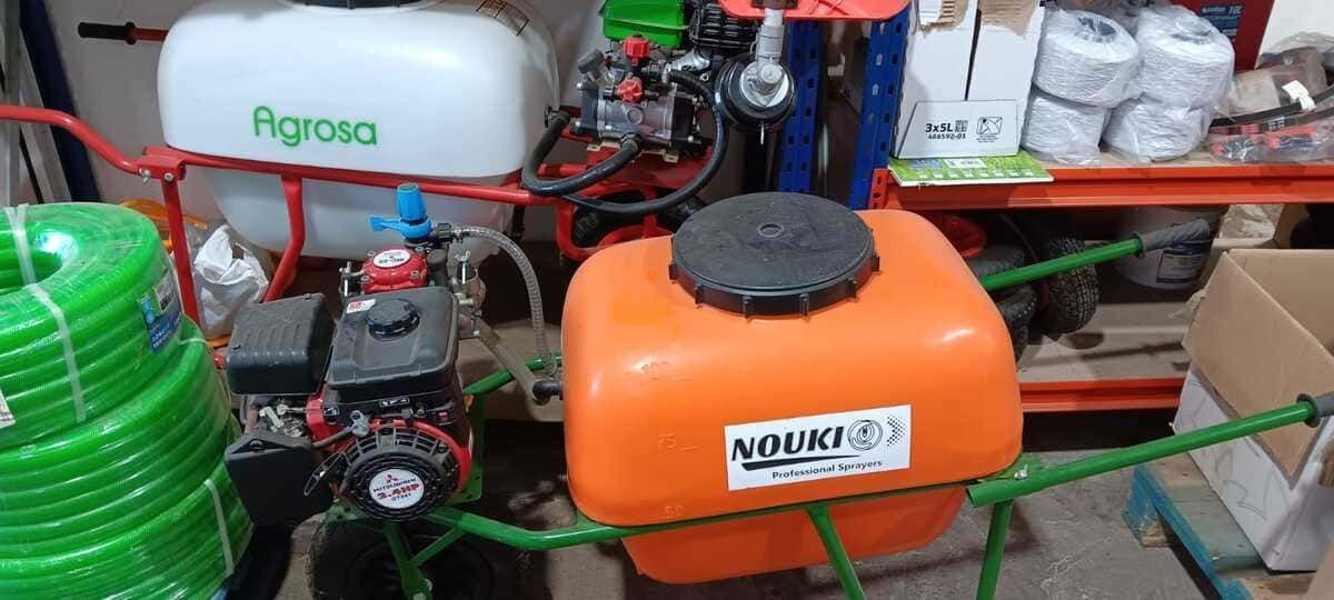 Un pulverizador se encuentra en un carrito en un almacén.