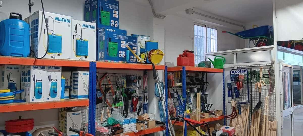 Un almacén lleno de herramientas y cajas en estantes.