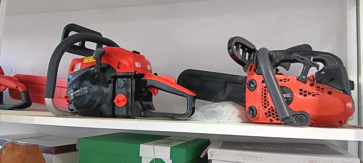 Hay dos motosierras en un estante de una tienda.