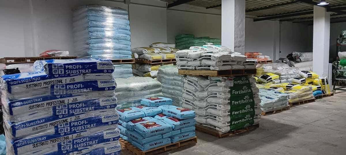 Un gran almacén lleno de bolsas y paletas.