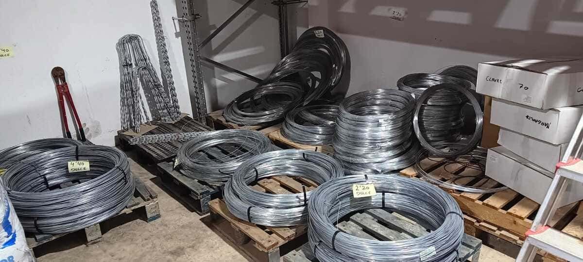 Una habitación llena de muchos rollos de alambre de púas.