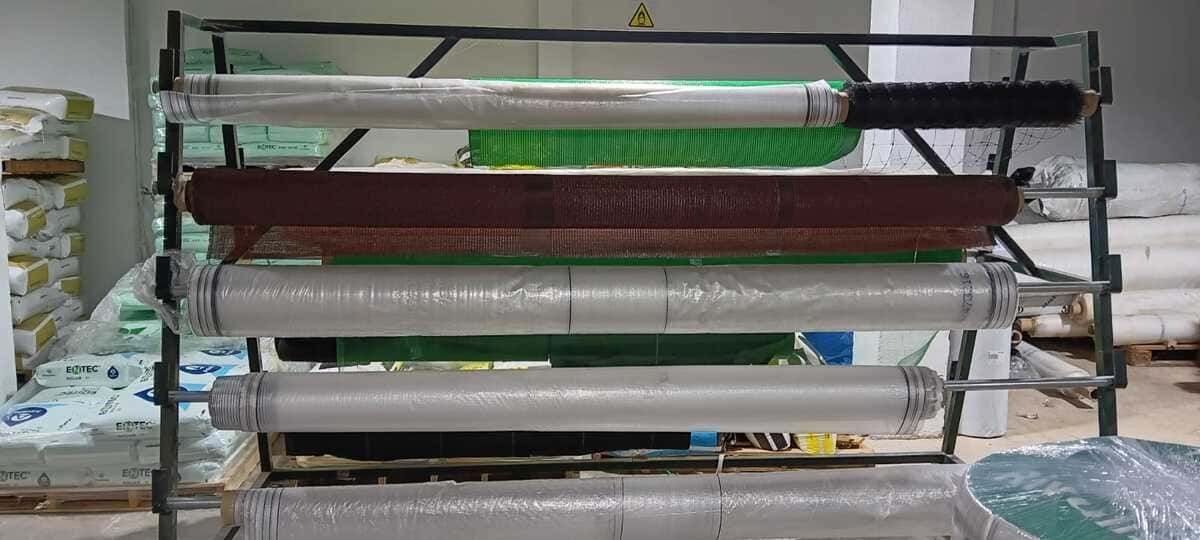 Un estante lleno de rollos de film plástico en un almacén.