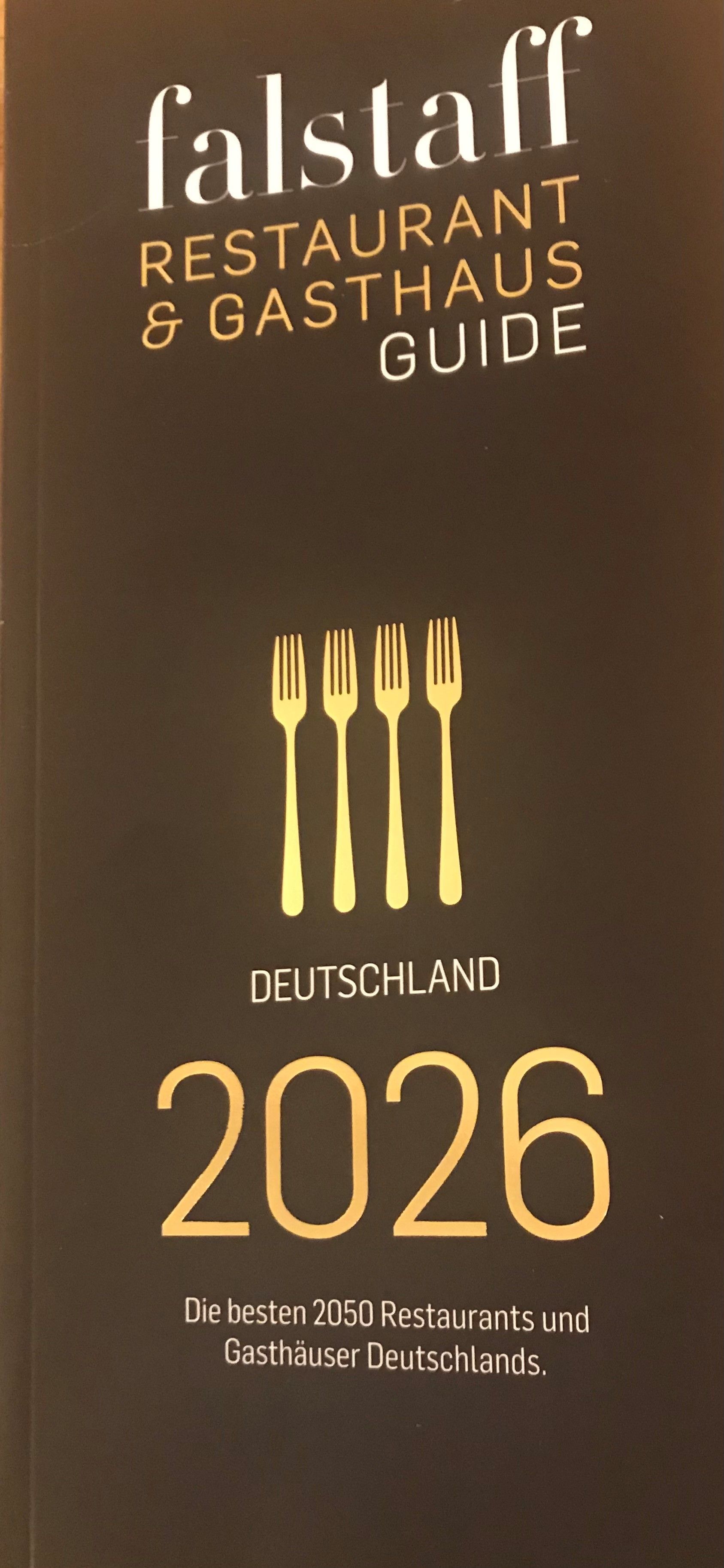 Falstaff Restaurantführer-Cover für Deutschland 2026, dunkelbraun mit goldener Schrift und Gabeln.
