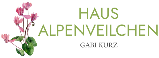 Logo für Haus Alpenveilchen, hellgrüner Text, rosa Blumen. Darunter „GABI KURZ“.
