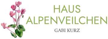 Logo für „Haus Alpenveilchen“ mit rosa Blumen und Text in Grün. Darunter „Gabi Kurz“.