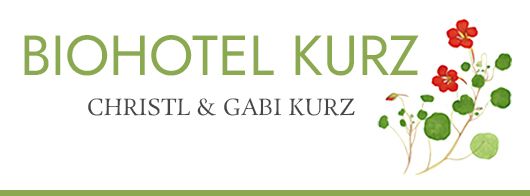 Logo des Biohotel Kurz mit Text und floraler Illustration in Grün und Rot.