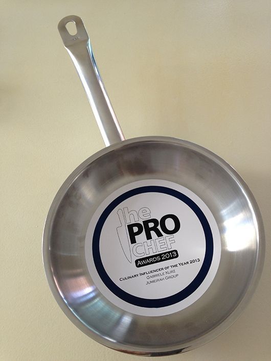 Edelstahlpfanne mit „Pro Chef“-Logo auf der Unterseite.