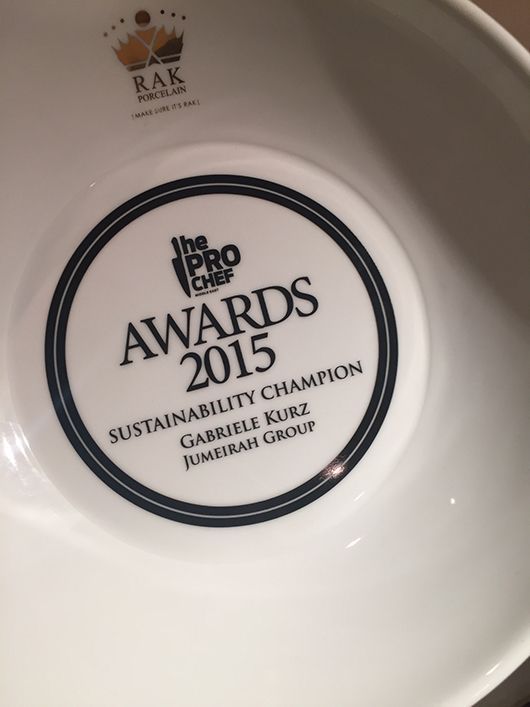 Weiße Schüsselinnenseite mit den Aufschriften „Pro Chef Awards 2015“ und „Sustainability Champion“.