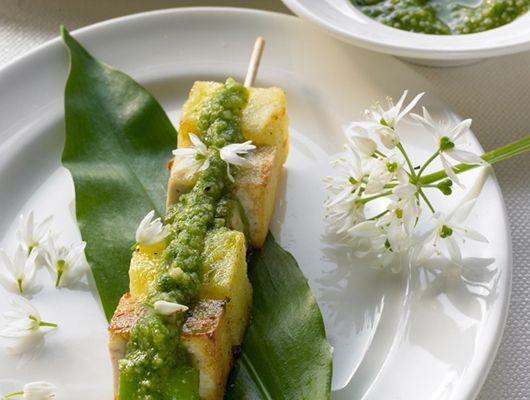 Bärlauch-Pesto auf einem heißen gebratenen Kartoffel-Tofu-Spieß.