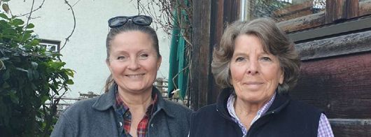 Gabi und Christl Kurz stehen nebeneinander. Eine trägt eine Brille auf dem Kopf.