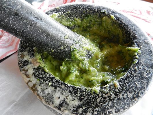 Grüne Mischung mit Mörser und Stößel zermahlen.