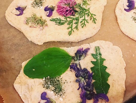 Frühlingskräuter Fladenbrot aus Dinkelvollkornmehl.
