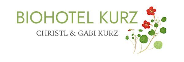 Logo für Biohotel Kurz, grüner Text mit Blumen.