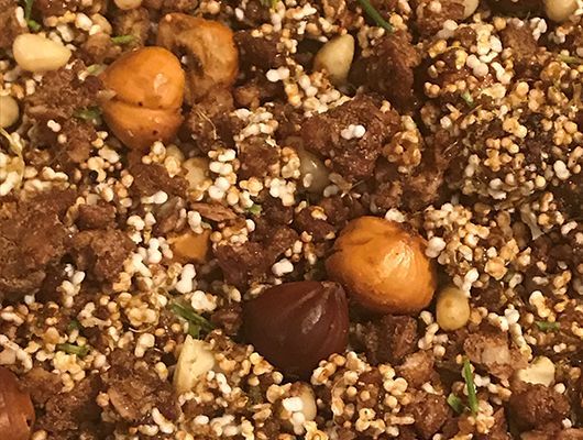 Nahaufnahme eines gemischten Gerichts mit verschiedenen Nüssen.