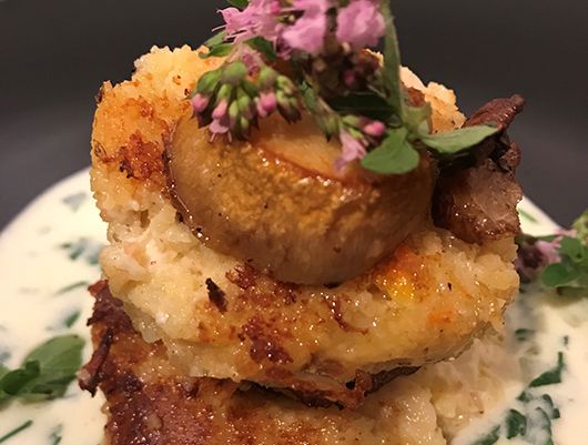 Rosa blühender Alpen-Oregano auf Hirselaiberln mit Steinpilzen aus dem Bergwald.