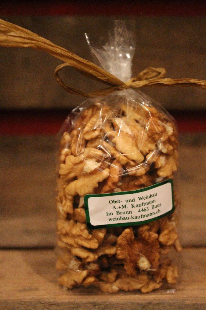 Baumnüsse ganz oder bereits für Sie ausgemacht.