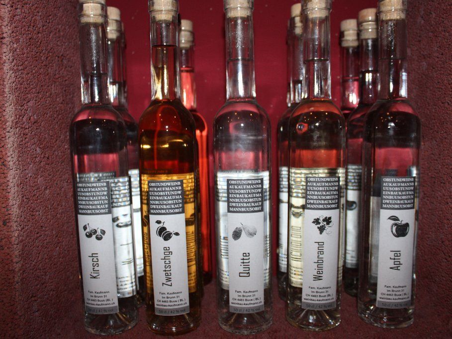 verschieden Edelbrände auf unsren Früchte