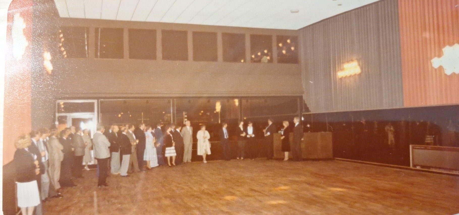 Eine Gruppe von Menschen steht in einem großen Raum.