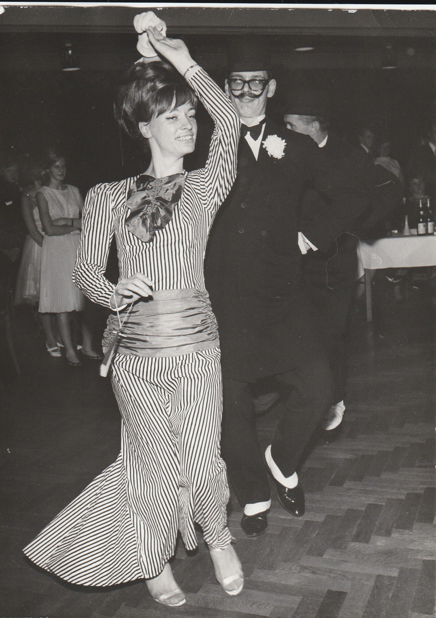 Ein Schwarzweißfoto von einem Mann und einer Frau beim Tanzen