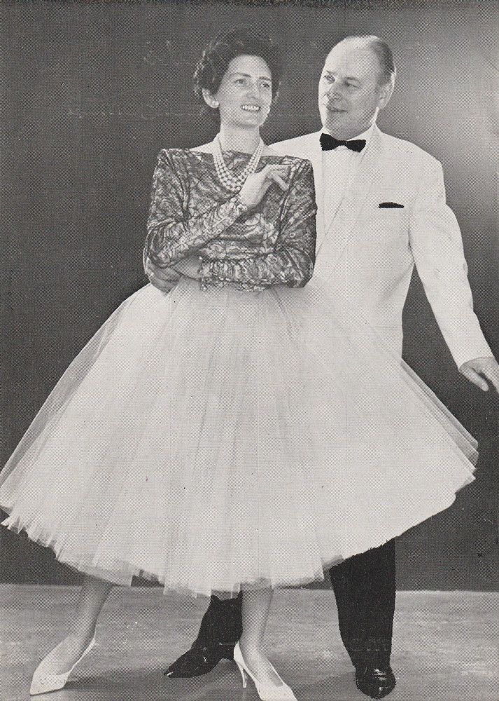 Ein Schwarzweißfoto von einem Mann und einer Frau beim Tanzen