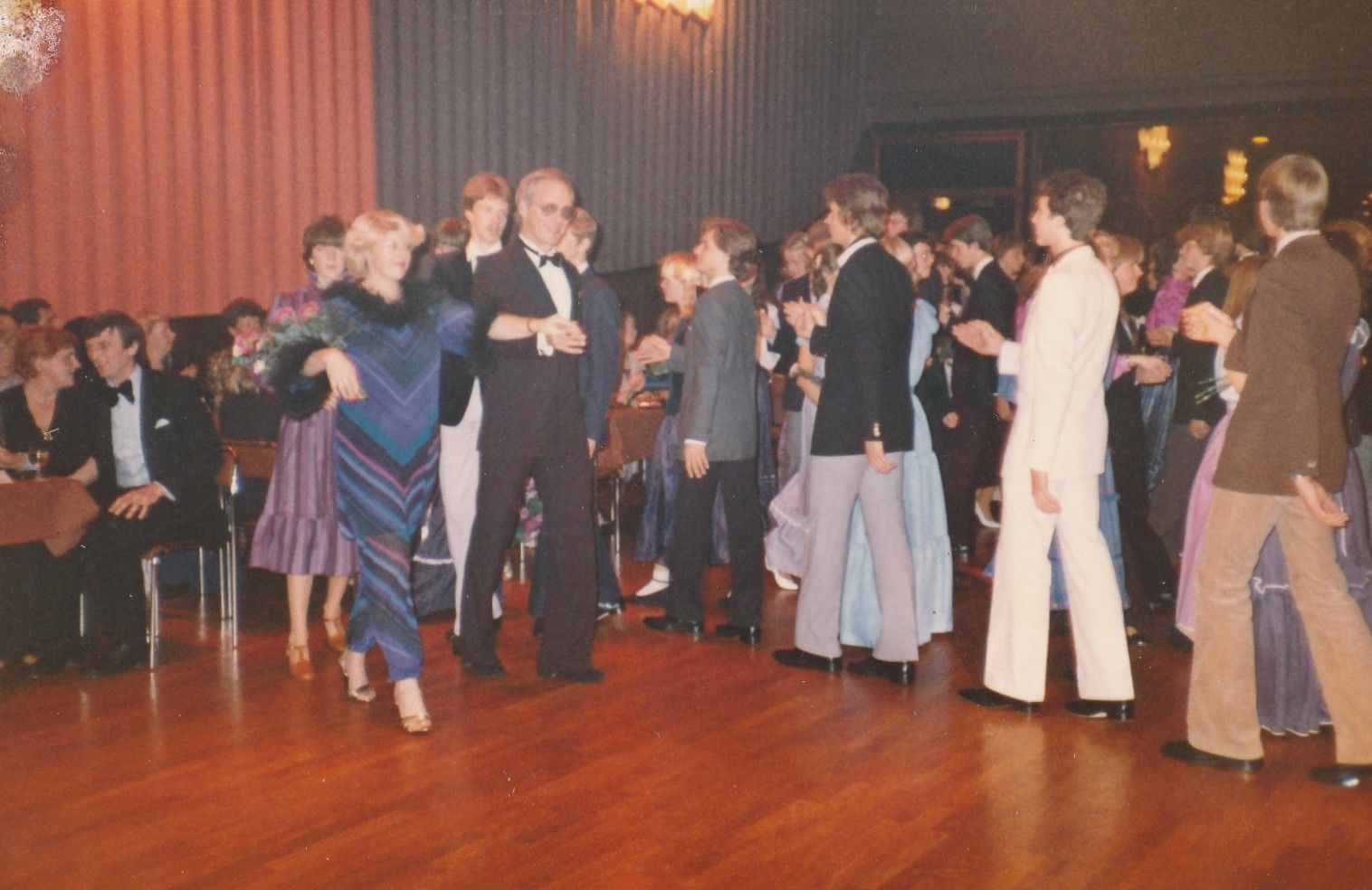 Eine Gruppe von Menschen tanzt auf einer Tanzfläche