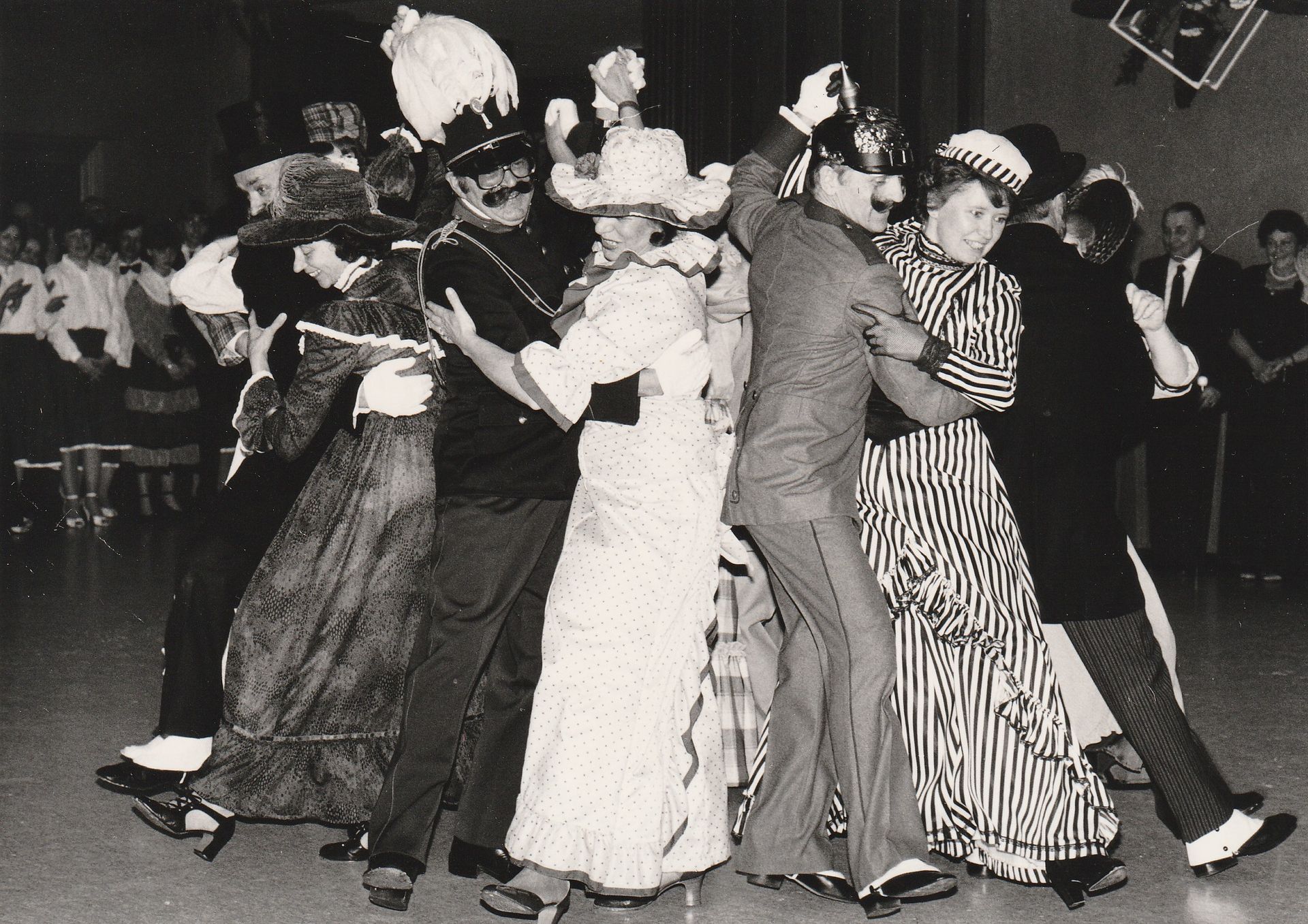 Ein Schwarzweißfoto einer Gruppe tanzender Menschen