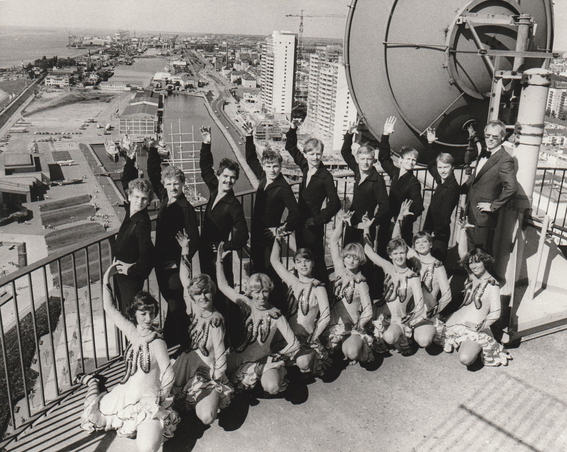 Ein Schwarzweißfoto einer Gruppe von Menschen auf einem Balkon