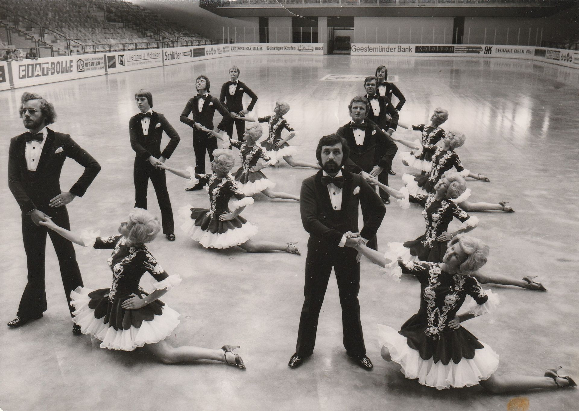 Ein Schwarzweißfoto einer Gruppe tanzender Menschen