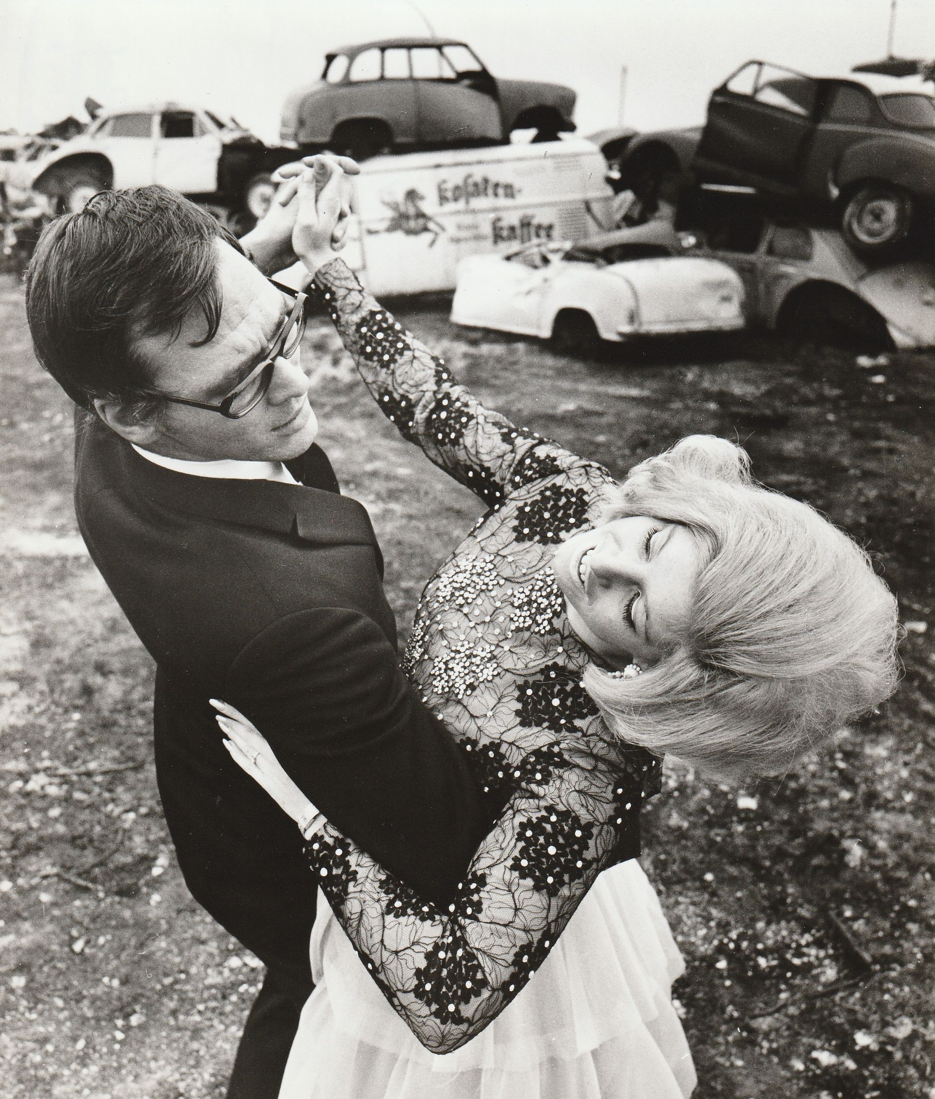 Ein Schwarzweißfoto von einem Mann und einer Frau beim Tanzen