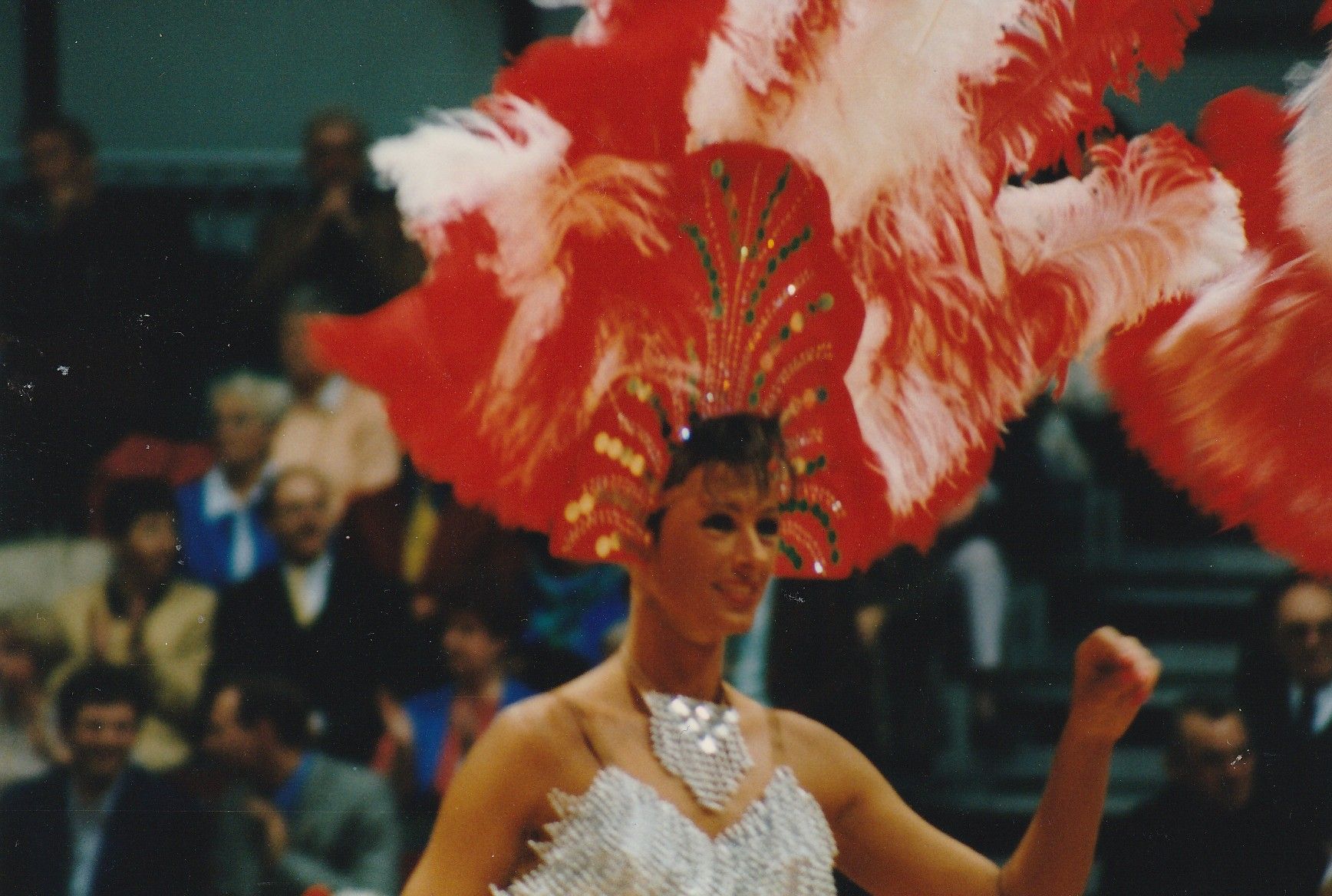 Eine Frau mit einem rot-weißen Federkopfschmuck