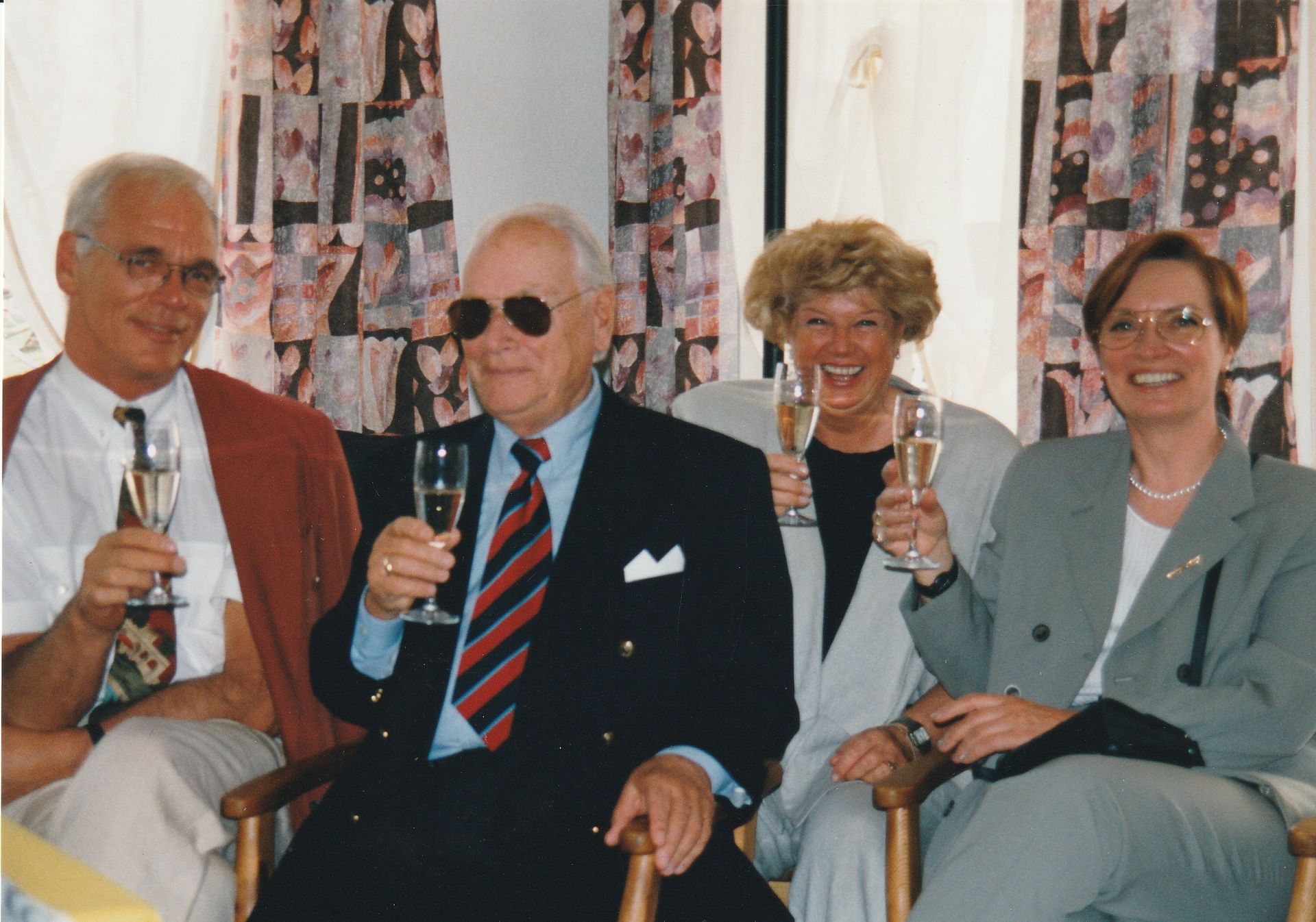 Eine Gruppe von Menschen stößt mit Champagnergläsern an