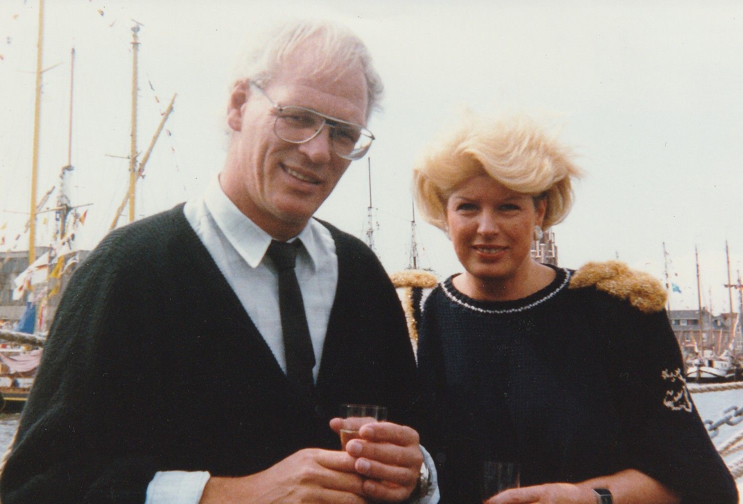 Ein Mann und eine Frau stehen nebeneinander und halten eine Brille