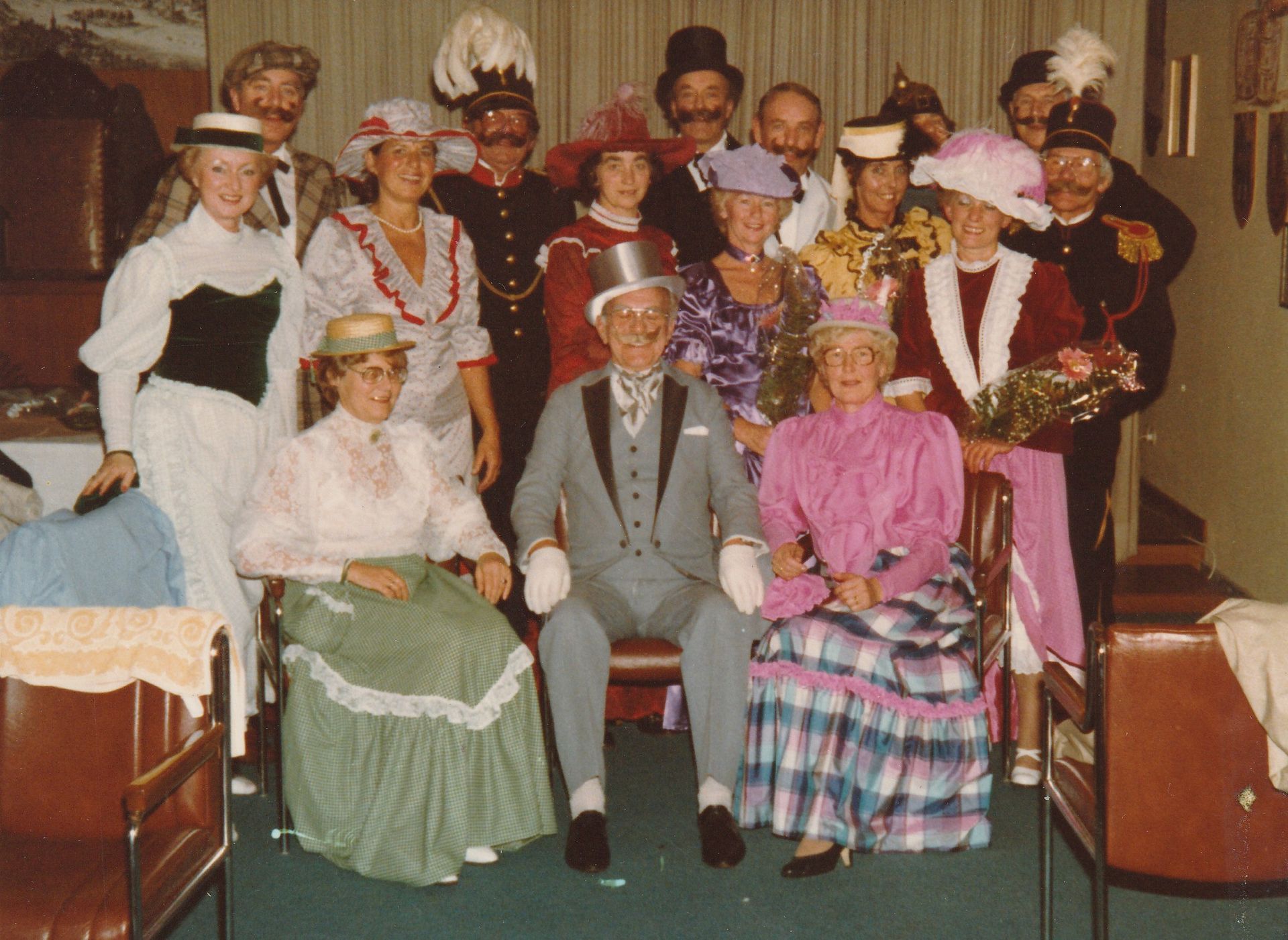 Eine Gruppe von Menschen in Kostümen posiert für ein Foto