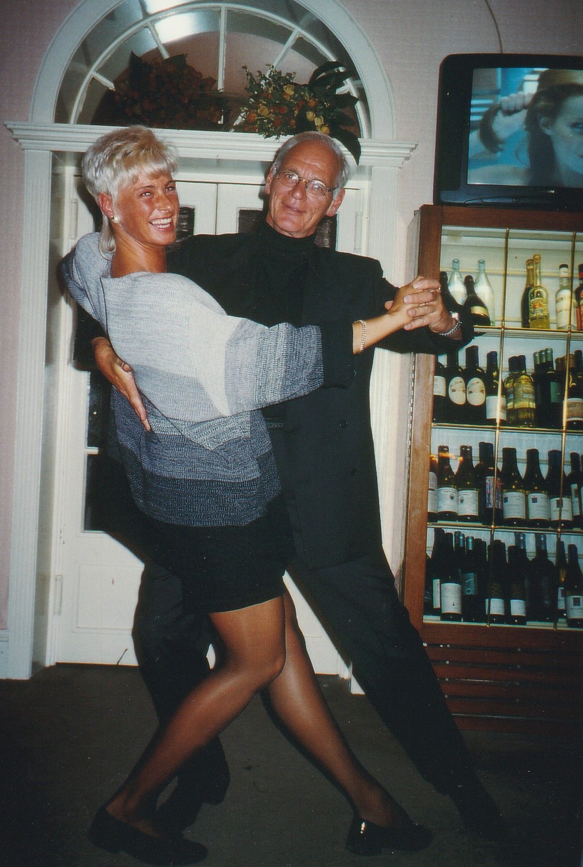 Ein Mann hält beim Tanzen eine Frau in seinen Armen