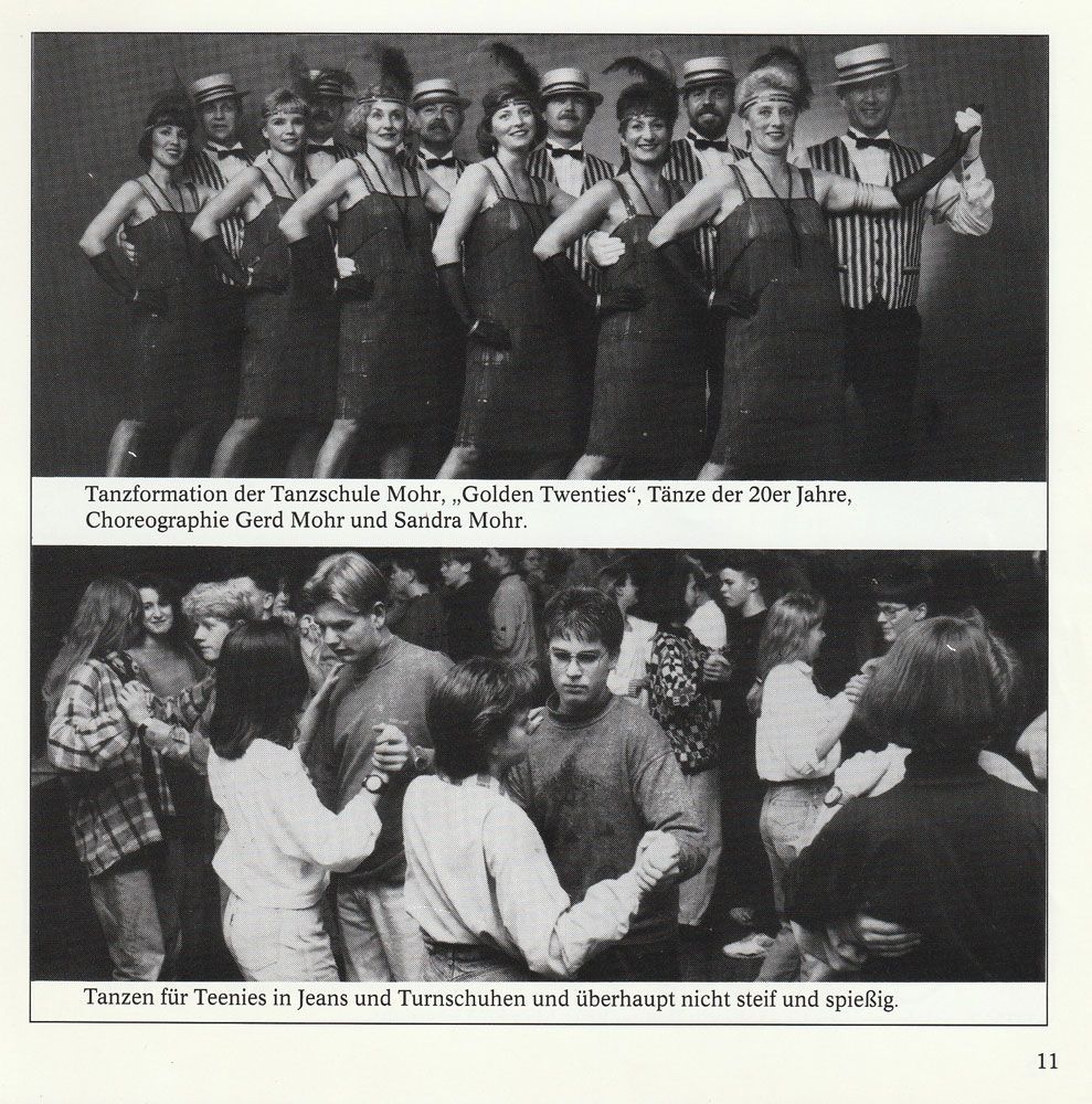 Ein Schwarzweißfoto einer Gruppe tanzender Menschen