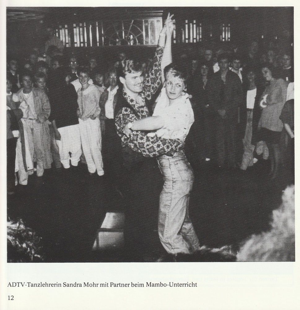 Ein Schwarzweißfoto eines Mannes, der eine Frau trägt