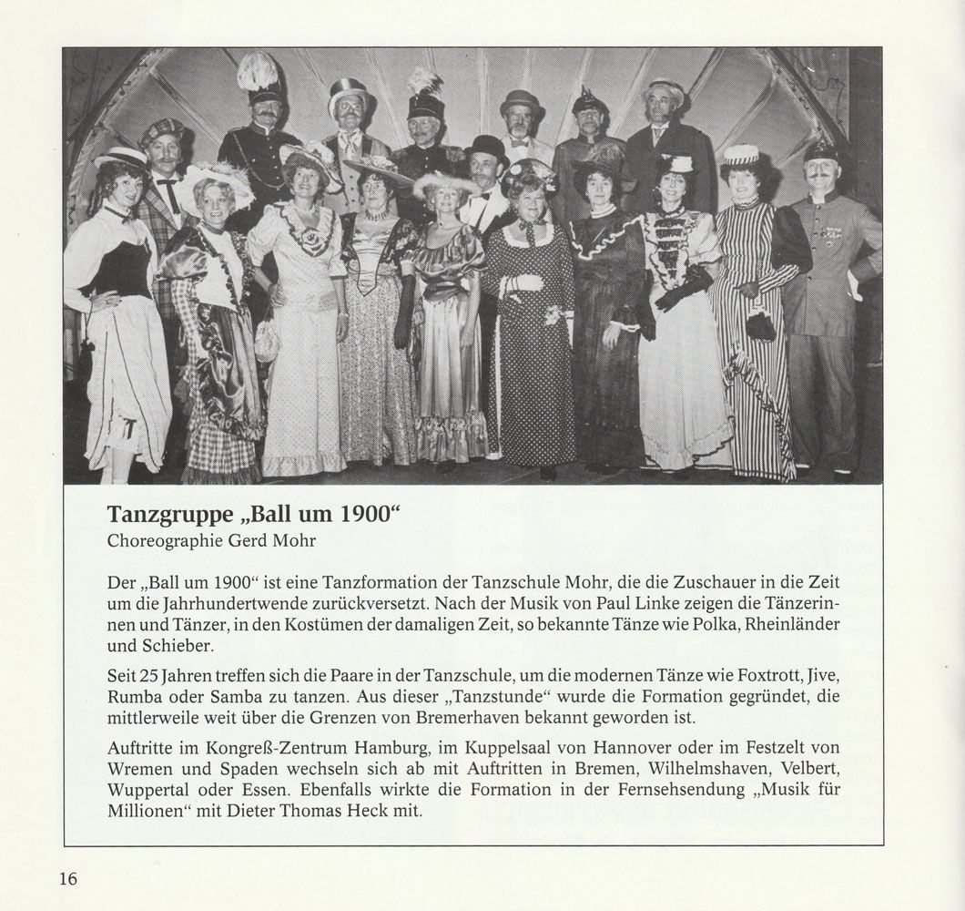 Ein Schwarzweißfoto einer Gruppe von Menschen in Kostümen