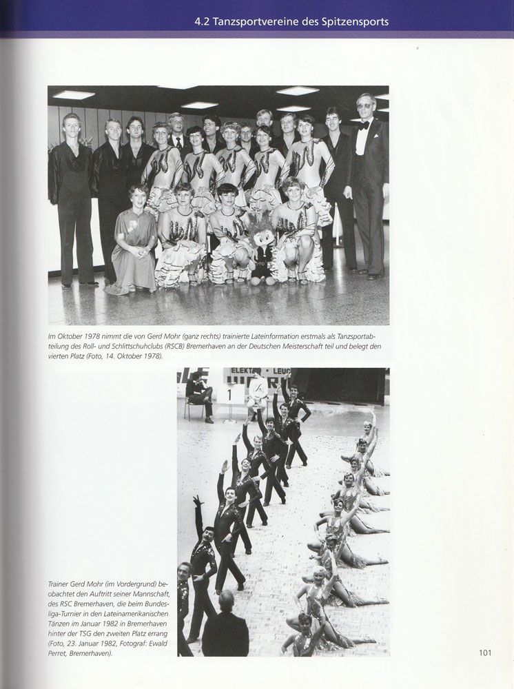 Ein Schwarzweißfoto einer Gruppe von Menschen, die nebeneinander stehen.