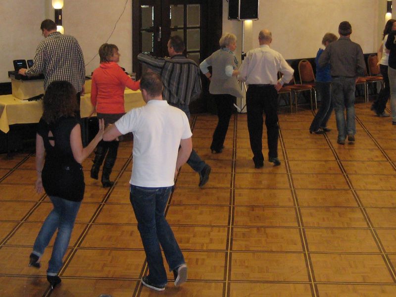 Eine Gruppe von Menschen tanzt in einem Raum