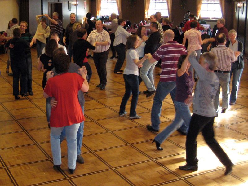 Eine Gruppe von Menschen tanzt in einem Raum