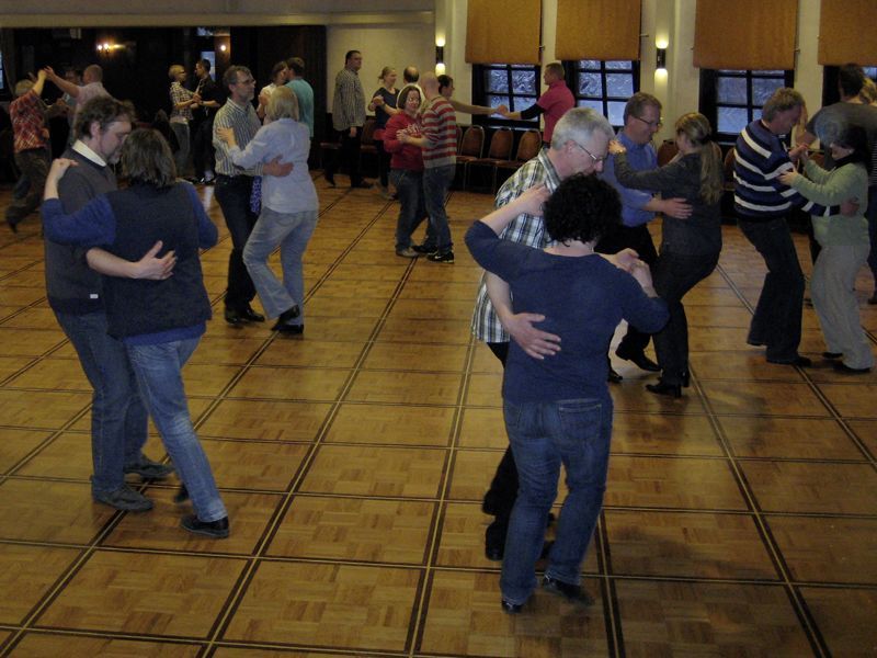 Eine Gruppe von Menschen tanzt in einem großen Raum