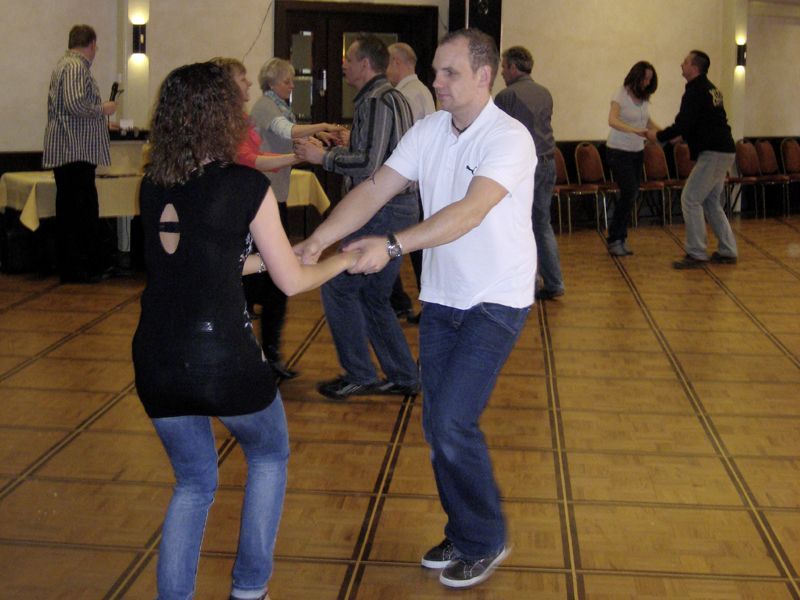 Eine Gruppe von Menschen tanzt zusammen in einem Raum