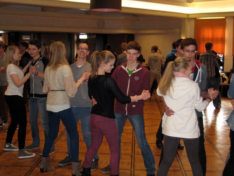 Eine Gruppe von Menschen tanzt in einem Raum